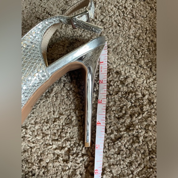 Le Château silver heels - Picture 5 of 9